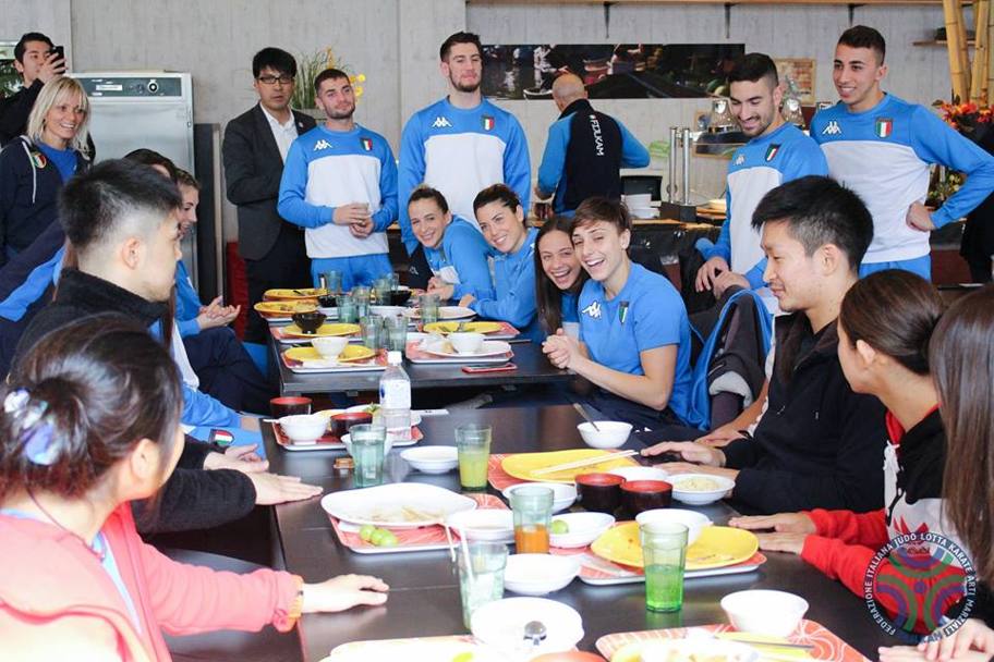 Gli azzurri a pranzo con i campioni giapponese